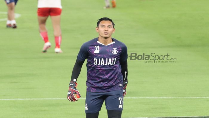 Kiper Persik Kediri, Fajar Setya Jaya, sedang berlatih di Stadion Gelora Bung Karno, Senayan, Jakarta, 26 Agustus 2021.