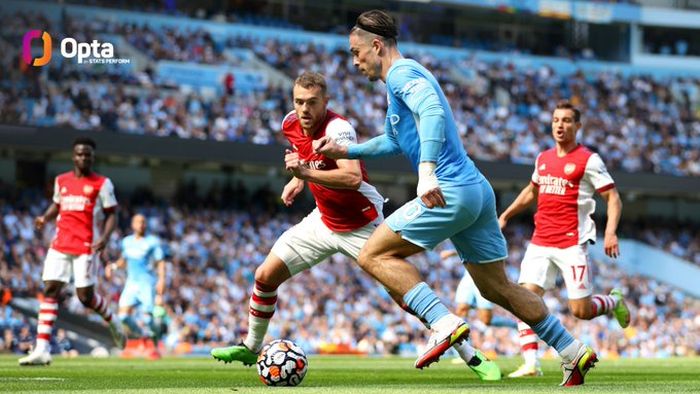 Pemain Manchester City, Jack Grealish, menguasai bola dalam laga melawan Arsenal pada pekan ketiga Liga Inggris 2021-2022 di Etihad Stadium, Sabtu (28/8/2021) pukul 18.30 WIB. 