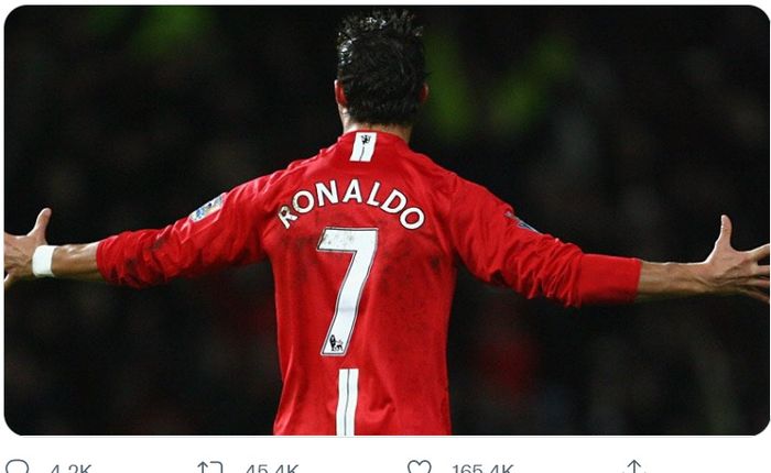 Cristiano Ronaldo dengan nomor punggung 7 di Manchester United.