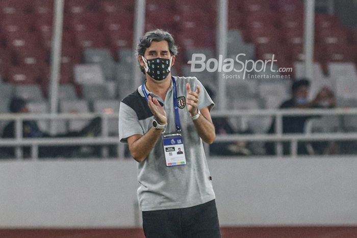 Pelatih Bali United, Stefano Cugurra, sedang memberikan intruksi kepada para pemainnya dalam laga pekan pertama Liga 1 2021 melawan Persik Kediri di Stadion Gelora Bung Karno, Senayan, Jakarta, 27 Agustus 2021.