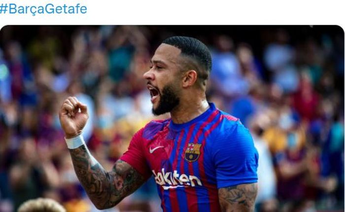 Striker Barcelona, Memphis Depay, merayakan gol ke gawang Getafe dalam laga Liga Spanyol di Stadion Camp Nou, Minggu (29/8/2021).