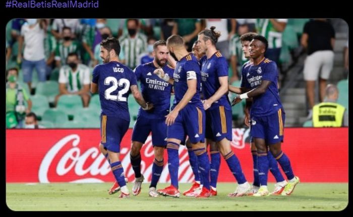Para pemain Real Madrid merayakan gol yang dicetak Dani Carvajal ke gawang Real Betis pada menit ke-61