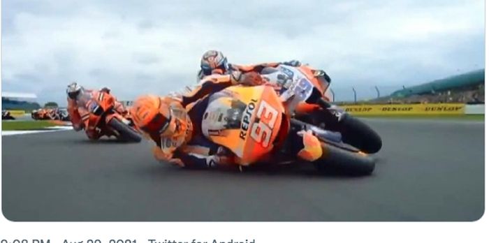 Pembalap Repsol Honda, Marc Marquez, saat terlibat crash dengan Jorge Martin (Pramac Racing) saat balapan MotoGP Inggris 2021, di Sirkuit Silverstone, Minggu (29/8/2021).