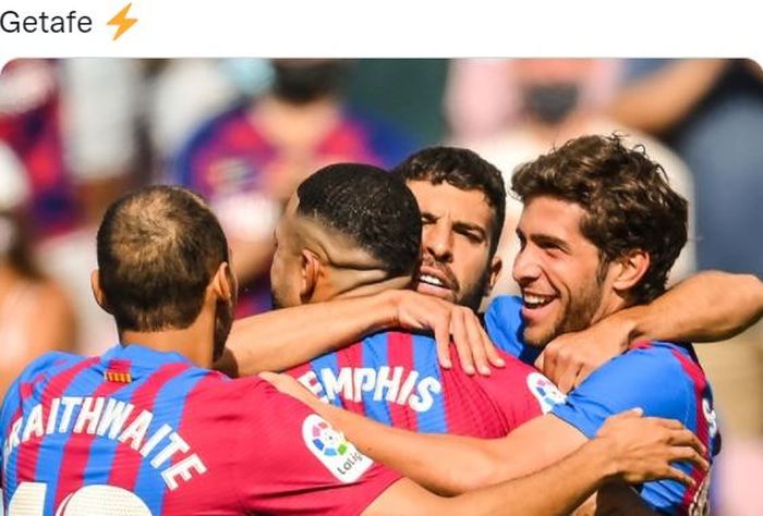 Para pemain Barcelona merayakan gol ke gawang Getafe dalam laga Liga Spanyol di Stadion Camp Nou, Minggu (29/8/2021).