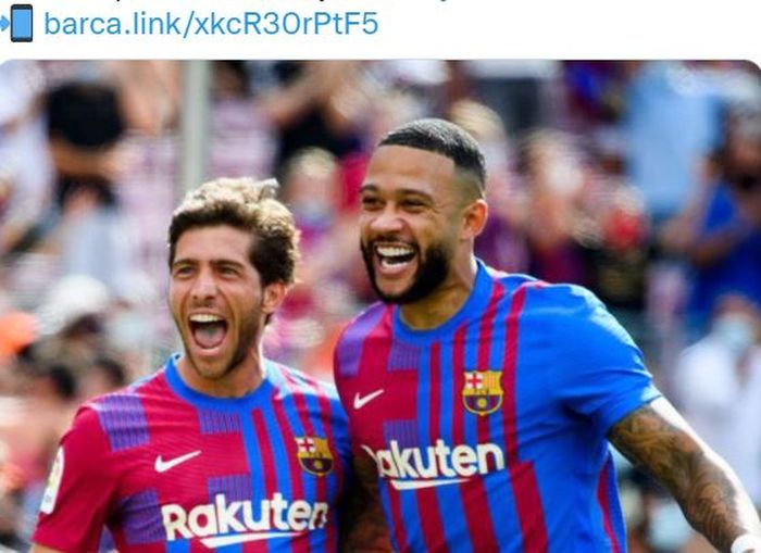 Dua pemain Barcelona, Sergi Roberto dan Memphis Depay, merayakan gol ke gawang Getafe dalam laga Liga Spanyol di Stadion Camp Nou, Minggu (29/8/2021).