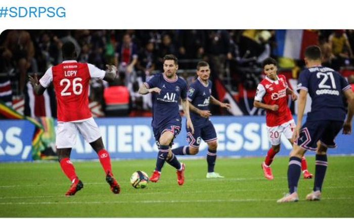 Megabintang Paris Saint-Germain, Lionel Messi, beraksi dalam laga Liga Prancis kontra Reims di Stade Auguste-Delaune, Minggu (29/8/2021).