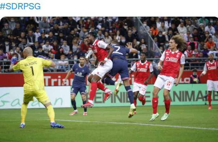 Striker Paris Saint-Germain, Kylian Mbappe, mencetak gol dalam laga Liga Prancis kontra Reims di Stade Auguste-Delaune, Minggu (29/8/2021).