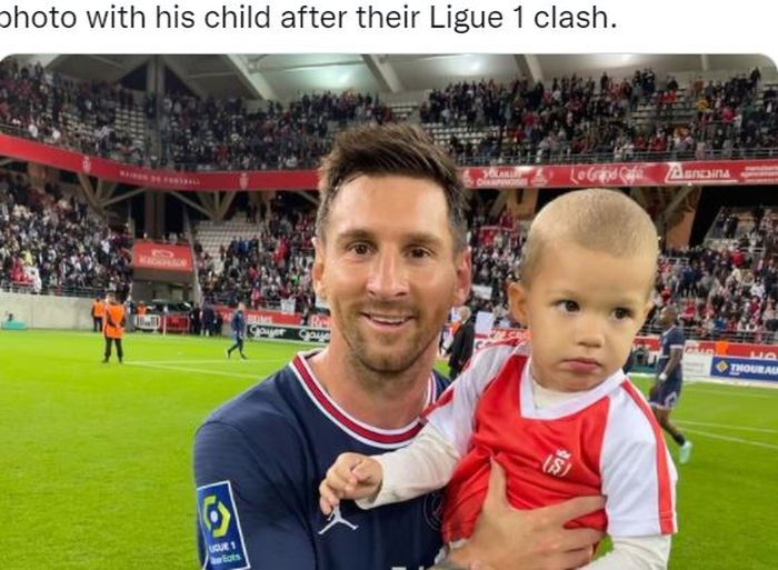 Megabintang Paris Saint-Germain, Lionel Messi, berfoto dengan anak dari kiper Reims, Predrag Rajkovic, seusai laga Liga Prancis di Stade Auguste-Delaune, Minggu (29/8/2021).