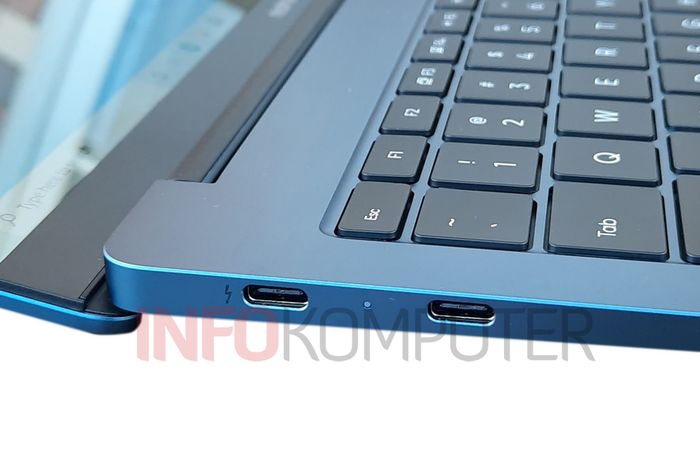 Salah satu koneksi USB Type-C mendukung Thunderbolt 4, DisplayPort, dan Pengiriman Daya.