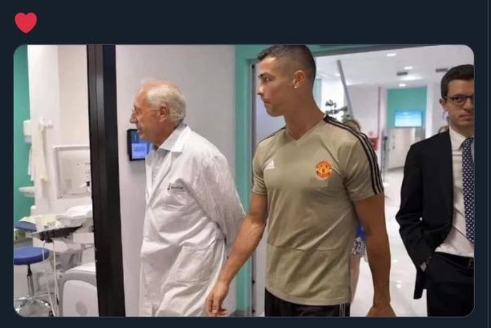 Cristiano Ronaldo saat menjalani tes medis di Lisabon, Portugal, untuk syarat transfer ke Manchester United.