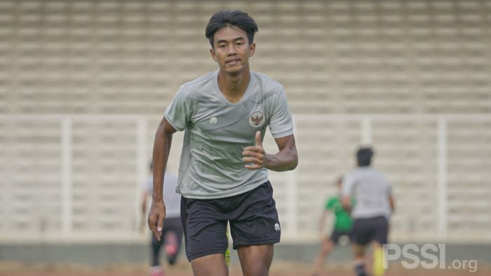 Pemain Persib Bandung, Kakang Rudianto, saat mengikuti pemusatan latihan timnas U-18 Indonesia di Stadion Madya, Senayan, Jakarta, Senin (30/8/2021).