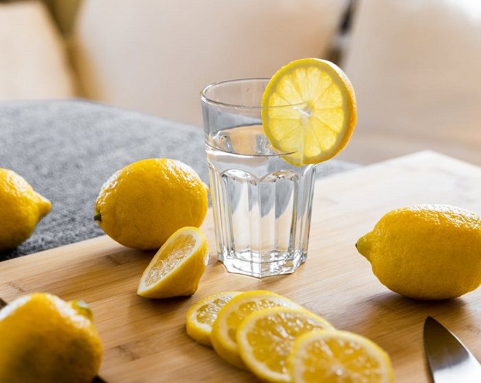 Ini manfaat rutin minum air lemon hangat sebelum tidur