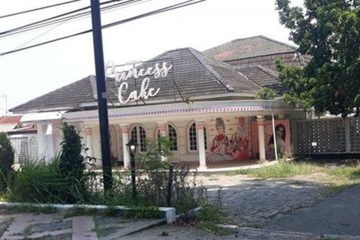 Halaman depan Princess Cake ditumbuhi rumput ilalang yang mulai memanjang