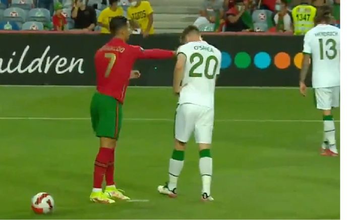 Cristiano Ronaldo menampar bek Irlandia Dara O'Shea karena menendang bola yang disiapkan untuk eksekusi penalti.