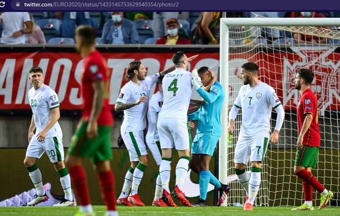 Kiper timnas Irlandia, Gavin Bazunu,  dikerumuni rekan setim usai menepis tendangan penalti megabintang timnas Portugal, Cristiano Ronaldo, dalam laga Kualifikasi Piala Dunia 2022 zona Eropa pada Kamis (2/9/2021) pukul 01.45 WIB di Stadion Algarve. 