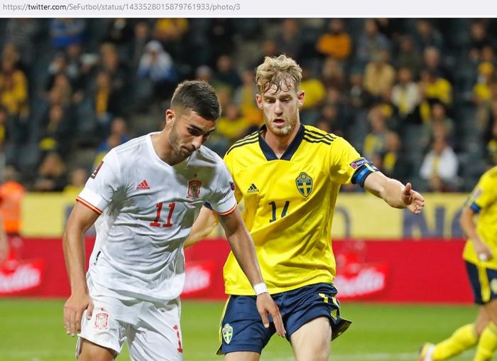 Penyerang timnas Spanyol, Ferran Torres, dijaga oleh bek timnas Swedia, Filip Helander, dalam laga Grup B Kualifikasi Piala Dunia 2022 Zona Eropa di Stadion Friends Arena, Kamis (2/9/2021).