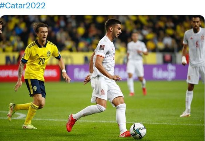 Penyerang timnas Spanyol, Ferran Torres, dijaga oleh gelandang timnas Swedia, Kristoffer Olsson, dalam laga Grup B Kualifikasi Piala Dunia 2022 Zona Eropa di Stadion Friends Arena, Kamis (2/9/2021).