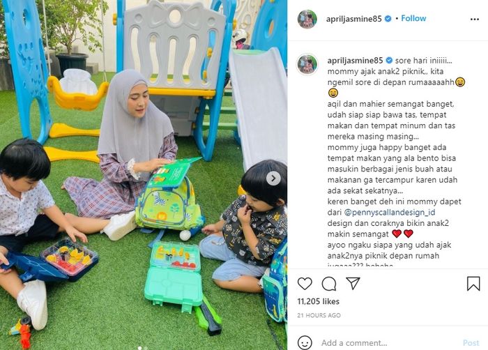 Potret halaman rumah artis April Jasmine dan Ustaz Solmed.