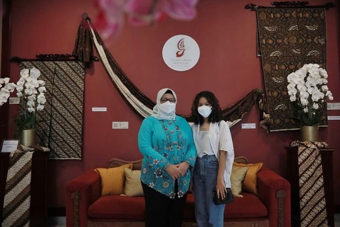 Padu padan outfit putih ala putri Anies Baswedan, Mutiara Baswedan.