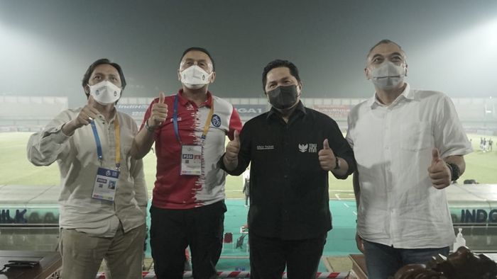Ketua Umum PSSI, Mochamad Iriawan bersama dengan Menteri BUMN, Erick Thohir kembali memantau prokes Liga 1 2021 pada laga antara Persib Bandung melawan Barito Putera yang berlangsung di Stadion Indomilk Arena, Tangerang, Sabtu (4/9/2021).