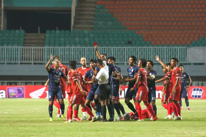 Arema FC vs PSM Makassar pada Liga 1 2021/2022 di Stadion Pakansari, Cibinong, Bogor, Minggu (5/9/2021).