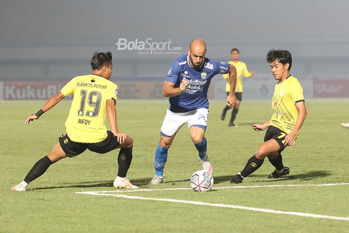 Gelandang Persib Bandung, Mohammed Rashid (tengah), sedang berusaha melewati dua pemain Barito Putera dalam laga pekan pertama Liga 1 2021 di Stadion Indomilk Arena, Tangerang, Banten, 4 September 2021.