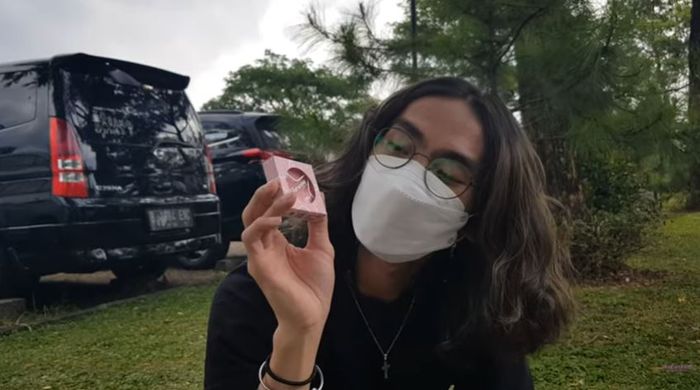 Produk blush on milik Lesti Kejora juga jadi souvenir acara Ngunduh Mantu