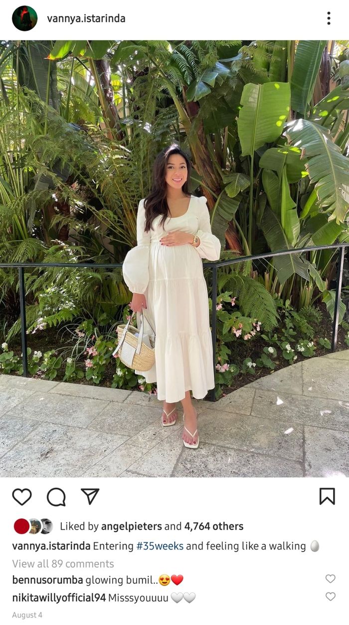 Vannya Istarinda memamerkan kehamilannya dalam balutan dress berwarna putih.