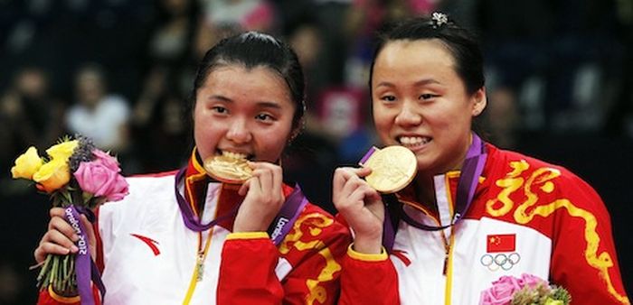 Pasangan ganda putri China, Zhao Yunlei (kanan)/Tian Qing, raih medali emas Olimpiade London 2012. 