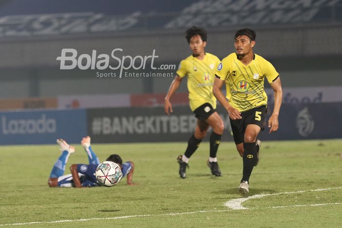 Bek Barito Putera, Dandi Maulana Abdulhaq, sedang mengejar bola dalam laga pekan pertama Liga 1 2021 di Stadion Indomilk, Arena, Tangerang, 4 September 2021.