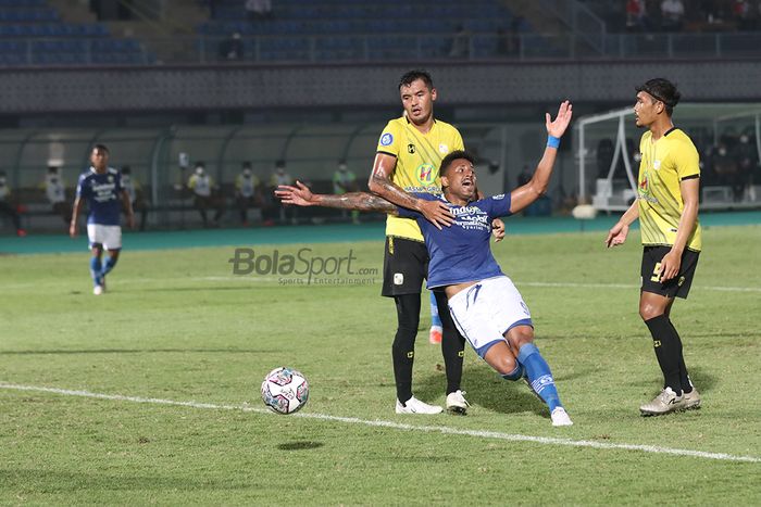Striker Persib Bandung, Wander Luiz (tengah), nampak ditahan pergerakannya oleh bek Barito Putera, Azamat Baimatov (kiri), dalam laga pekan pertama Liga 1 2021 di Stadion Indomilk, Arena, Tangerang, 4 September 2021.