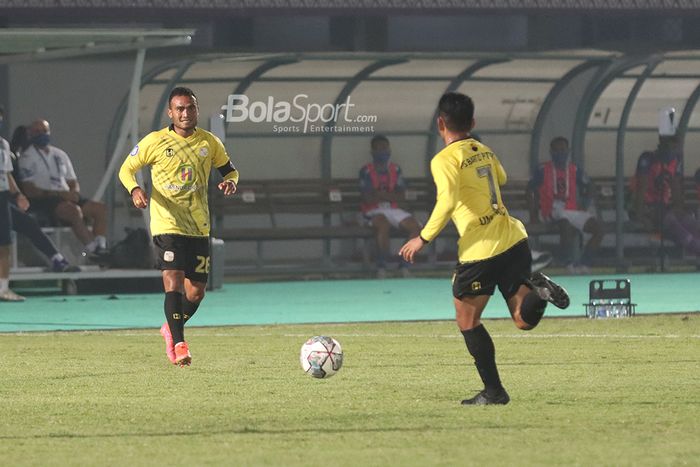 Ambrizal Umanailo (kanan) sedang mengoper bola ke Rizky Pora (kiri) saat membela Barito Putera melawan Persib Bandung dalam laga pekan pertama Liga 1 2021  di Stadion Indomilk, Arena, Tangerang, 4 September 2021.