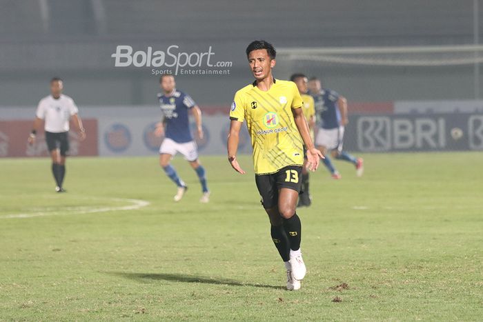 Gelandang Barito Putera, Bayu Pradana, sedang bertanding dalam laga pekan pertama Liga 1 2021 di Stadion Indomilk, Arena, Tangerang, 4 September 2021.