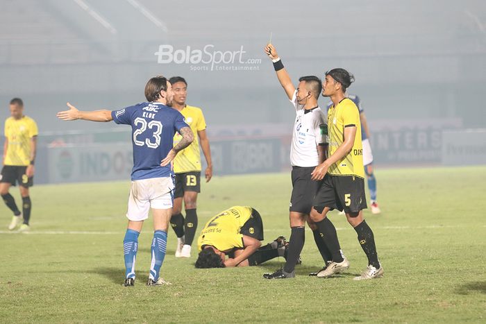 Wasit Aprisman Aranda memberikan kartu kepada pemain Persib Bandung, Marc Klok, seusai melanggar pilar Barito Putera, Luthfi Kamal, dalam laga pekan pertama Liga 1 2021 di Stadion Indomilk, Arena, Tangerang, 4 September 2021.