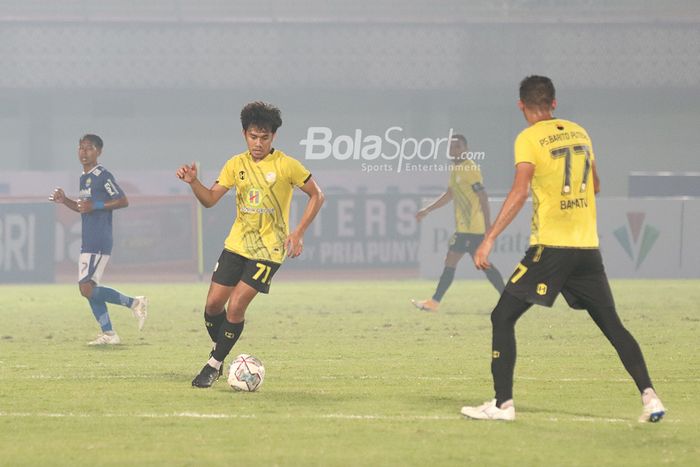 Gelandang  Barito Putera, Muhammad Luthfi Kamal (kiri), sedang menguasai bola dalam laga pekan pertama Liga 1 2021 di Stadion Indomilk, Arena, Tangerang, 4 September 2021.