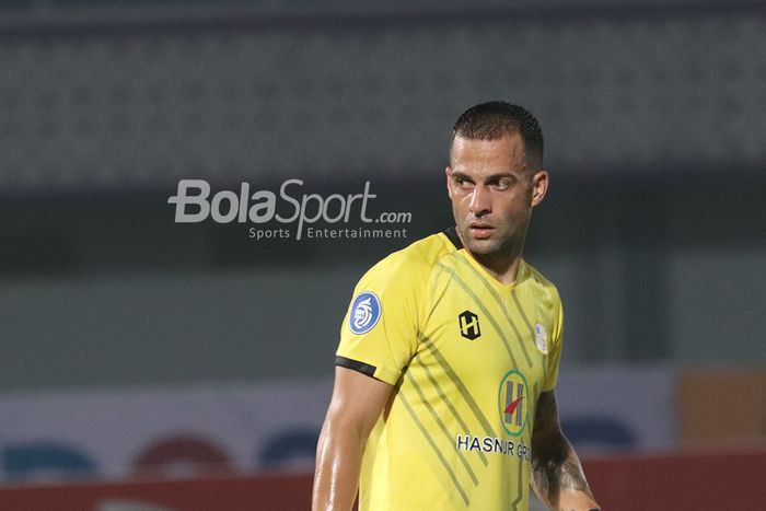 Striker asing Barito Putera, Aleksandar Rakic, sedang bertanding dalam laga pekan pertama Liga 1 2021 di Stadion Indomilk, Arena, Tangerang, 4 September 2021.