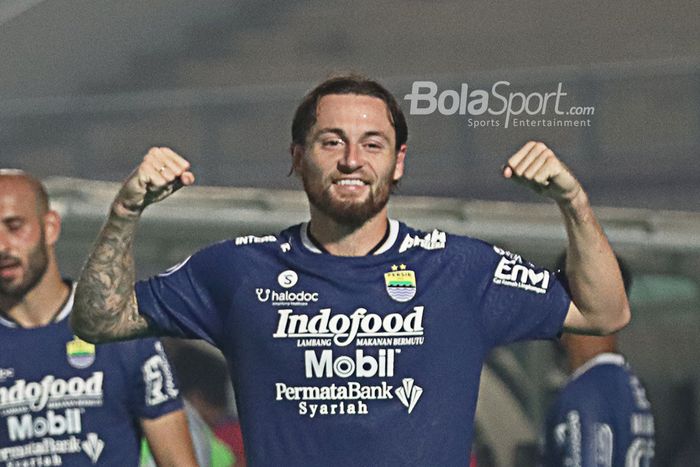 Gelandang Persib Bandung, Marc Klok, melakukan selebrasi seusai timnya menang 1-0 atas Barito Putera dalam laga pekan pertama Liga 1 2021 di Stadion Indomilk, Arena, Tangerang, 4 September 2021.