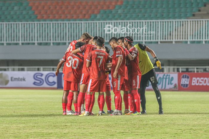 Skuat PSM Makassar sedang briefing dalam laga pekan pertama Liga 1 2021 di Stadion Pakansari, Bogor, Jawa Barat, 5 September 2021.