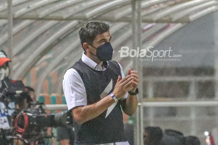 Pelatih Arema FC, Eduardo Almeida, sedang memberikan semangat kepada para pemainnya dalam laga pekan pertama Liga 1 2021 di Stadion Pakansari, Bogor, Jawa Barat, 5 September 2021.
