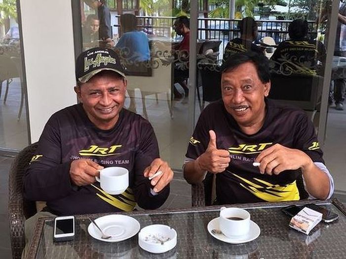 Pelawak Kadir (kiri) dan Doyok (kanan)