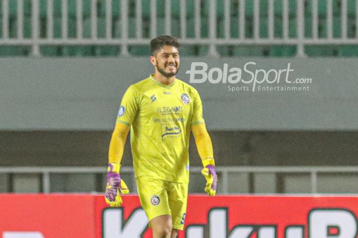 Kiper asing Arema FC, Adilson Maringa, sedang bertanding dalam laga pekan pertama Liga 1 2021 di Stadion Pakansari, Bogor, Jawa Barat, 5 September 2021.