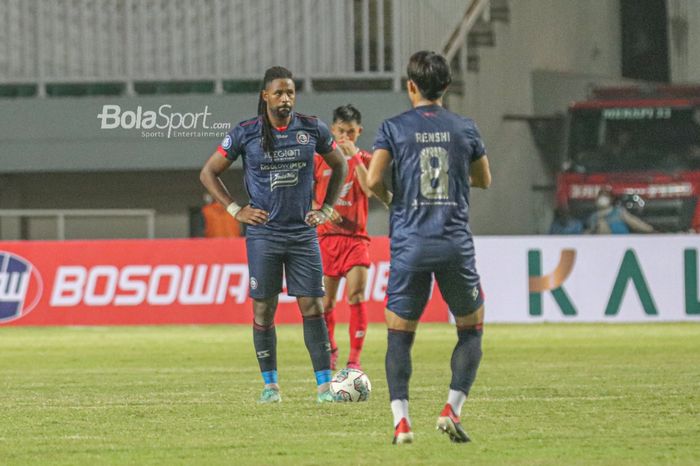 Penyerang Arema FC, Carlos Fortes (kiri), sedang bersiap melakukan kick off dalam laga pekan pertama Liga 1 2021 di Stadion Pakansari, Bogor, Jawa Barat, 5 September 2021.