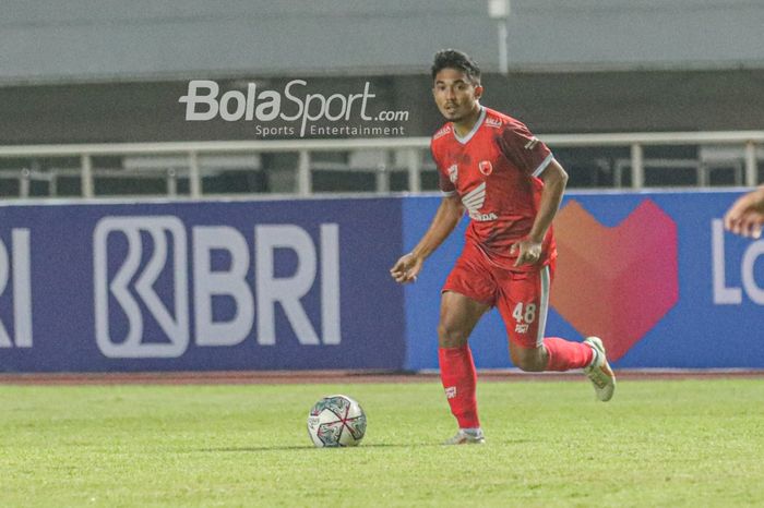 Gelandang PSM Makassar, Muhammad Arfan, sedang menguasai bola dalam laga pekan pertama Liga 1 2021 di Stadion Pakansari, Bogor, Jawa Barat, 5 September 2021.