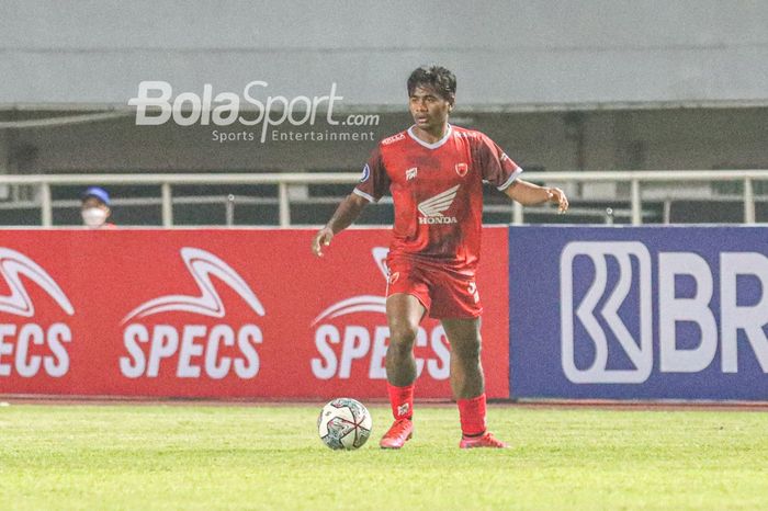 Pemain sayap kiri PSM Makassar, Ilham Udin Armaiyn, sedang menguasai bola dalam laga pekan pertama Liga 1 2021 di Stadion Pakansari, Bogor, Jawa Barat, 5 September 2021.