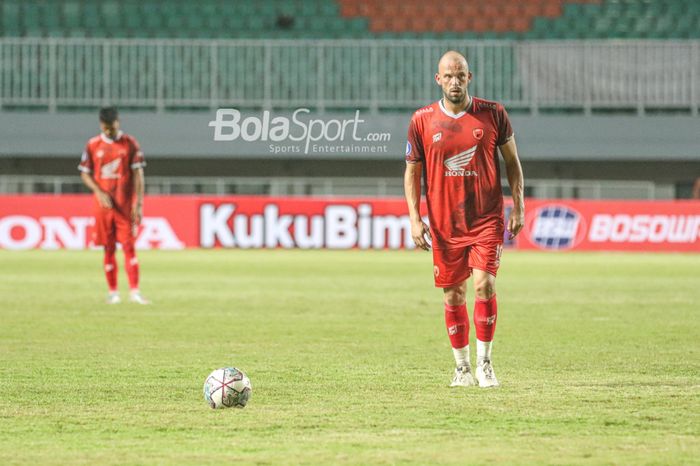 Penyerang asing PSM Makassar, Anco Jansen, sedang bersiap melakukan tendangan bebas dalam laga pekan pertama Liga 1 2021 di Stadion Pakansari, Bogor, Jawa Barat, 5 September 2021.