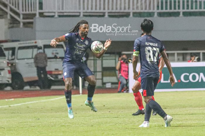 Penyerang asing Arema FC, Carlos Fortes, sedang menguasai bola dalam laga pekan pertama Liga 1 2021 di Stadion Pakansari, Bogor, Jawa Barat, 5 September 2021.