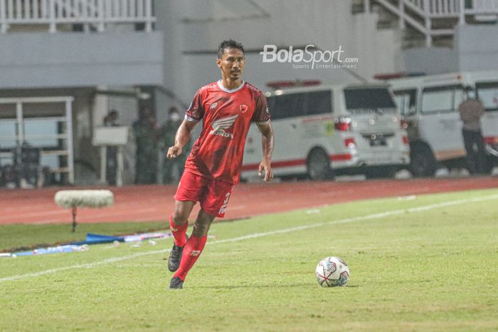 Bek sayap kanan PSM Makassar, Zulkifli Syukur, sedang menguasai bola dalam laga pekan pertama Liga 1 2021 di Stadion Pakansari, Bogor, Jawa Barat, 5 September 2021.