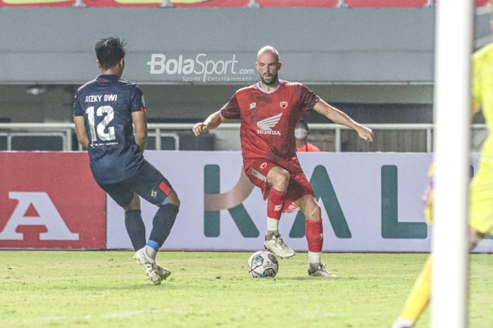 Striker asing PSM Makassar, Anco Jansen (kanan), sedang menguasai bola dalam laga pekan pertama Liga 1 2021 di Stadion Pakansari, Bogor, Jawa Barat, 5 September 2021.