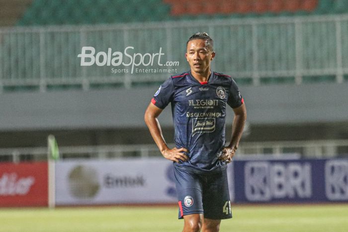 Pemain sayap kanan Arema FC, Dendi Santoso, sedang bertanding dalam laga pekan pertama Liga 1 2021 di Stadion Pakansari, Bogor, Jawa Barat, 5 September 2021.