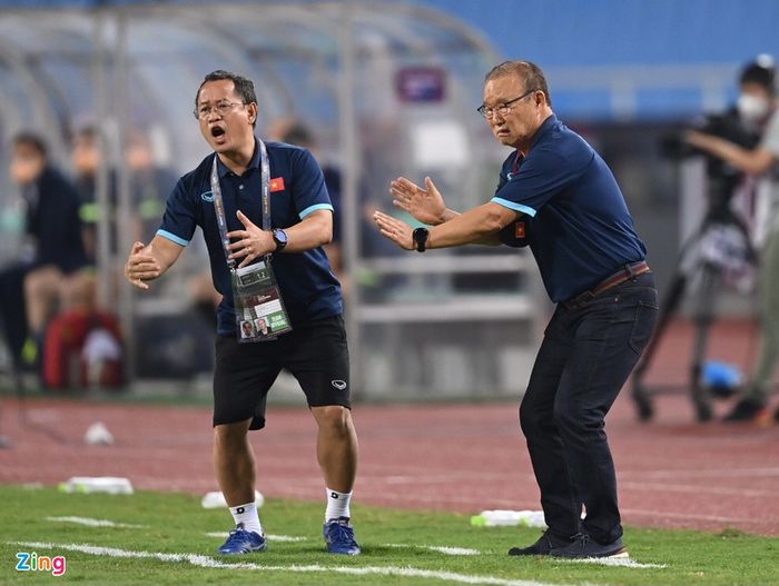 Pelatih timnas Vietnam, Park Hang-seo, menunjukkan ekspresi kecewa kala timnya menghadapi Australia di Kualifikasi Piala Dunia 2022, Selasa *(7/9/2021).